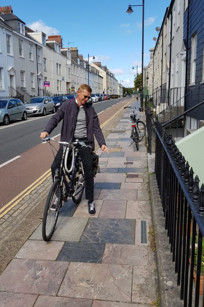 Jacques op de fiets in Plymouth