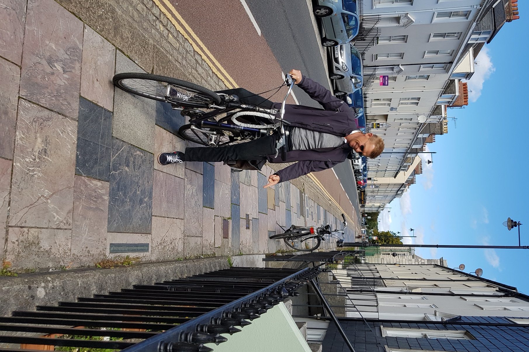 Jacques op de fiets in Plymouth