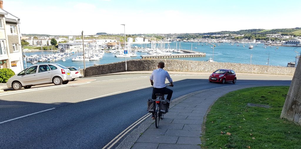 Jacques op de fiets door Plymouth