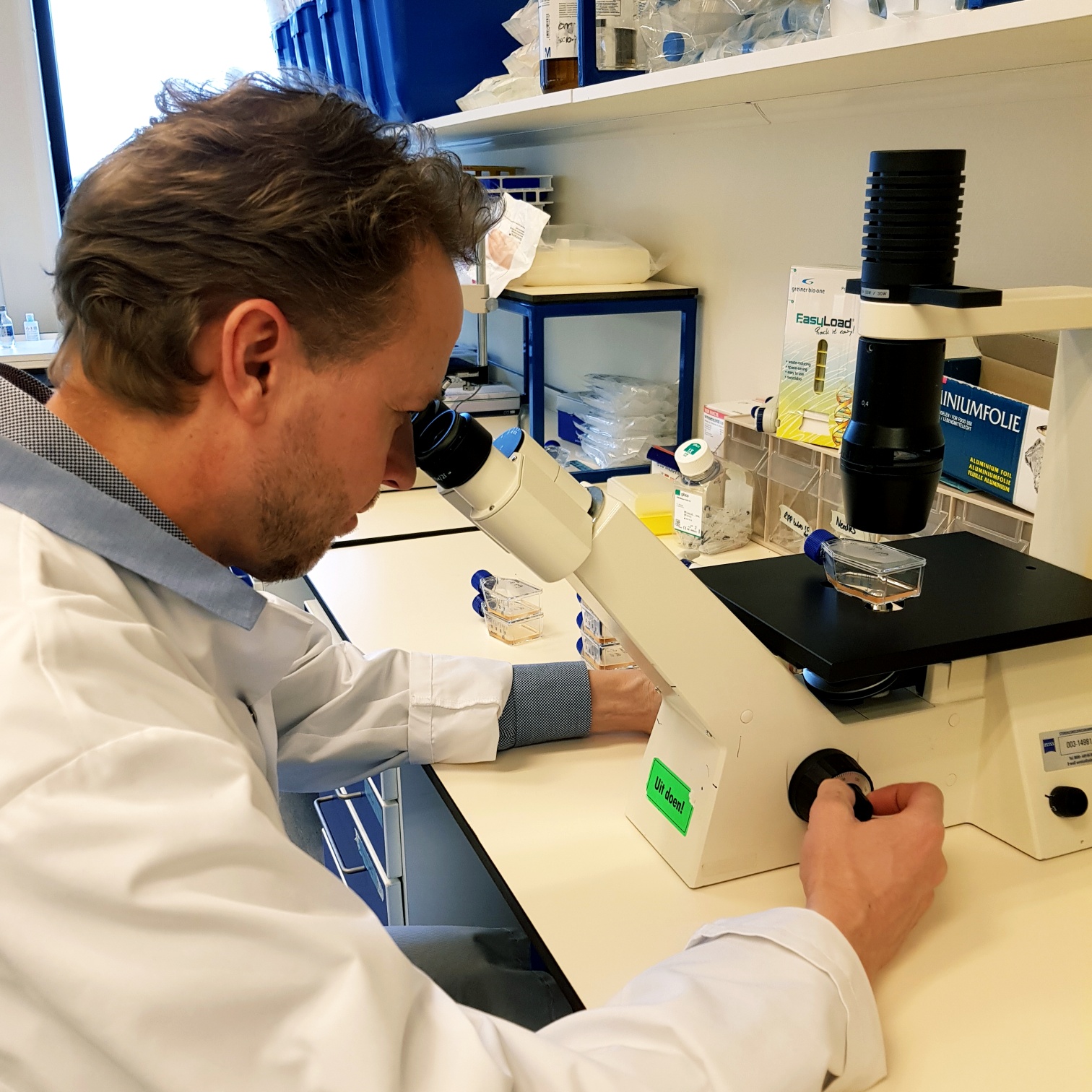 Bert Blaauw op bezoek in UMCG Kanker Research Laboratorium