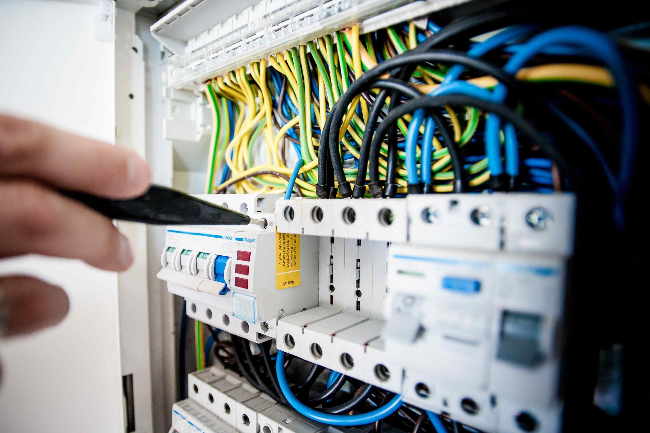 Elektrotechniek besturingskast met gekleurde draden