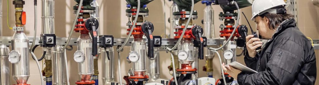 monteur installatietechniek aan het werk