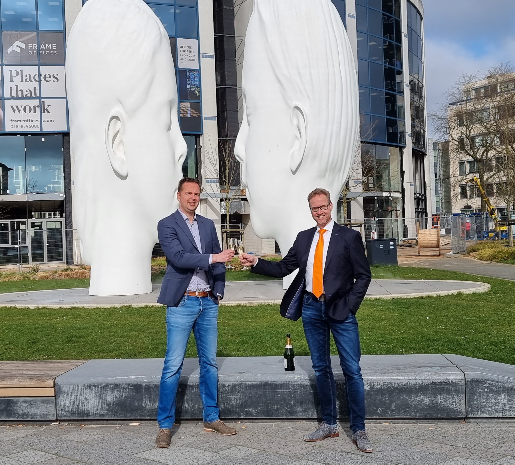 Bert Blaauw en Andre Schapelhouman voor kantoor Leeuwarden